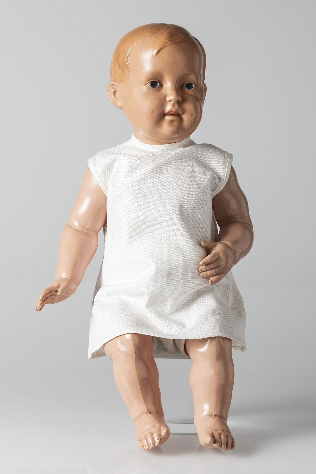Puppe mit weißem Kleid