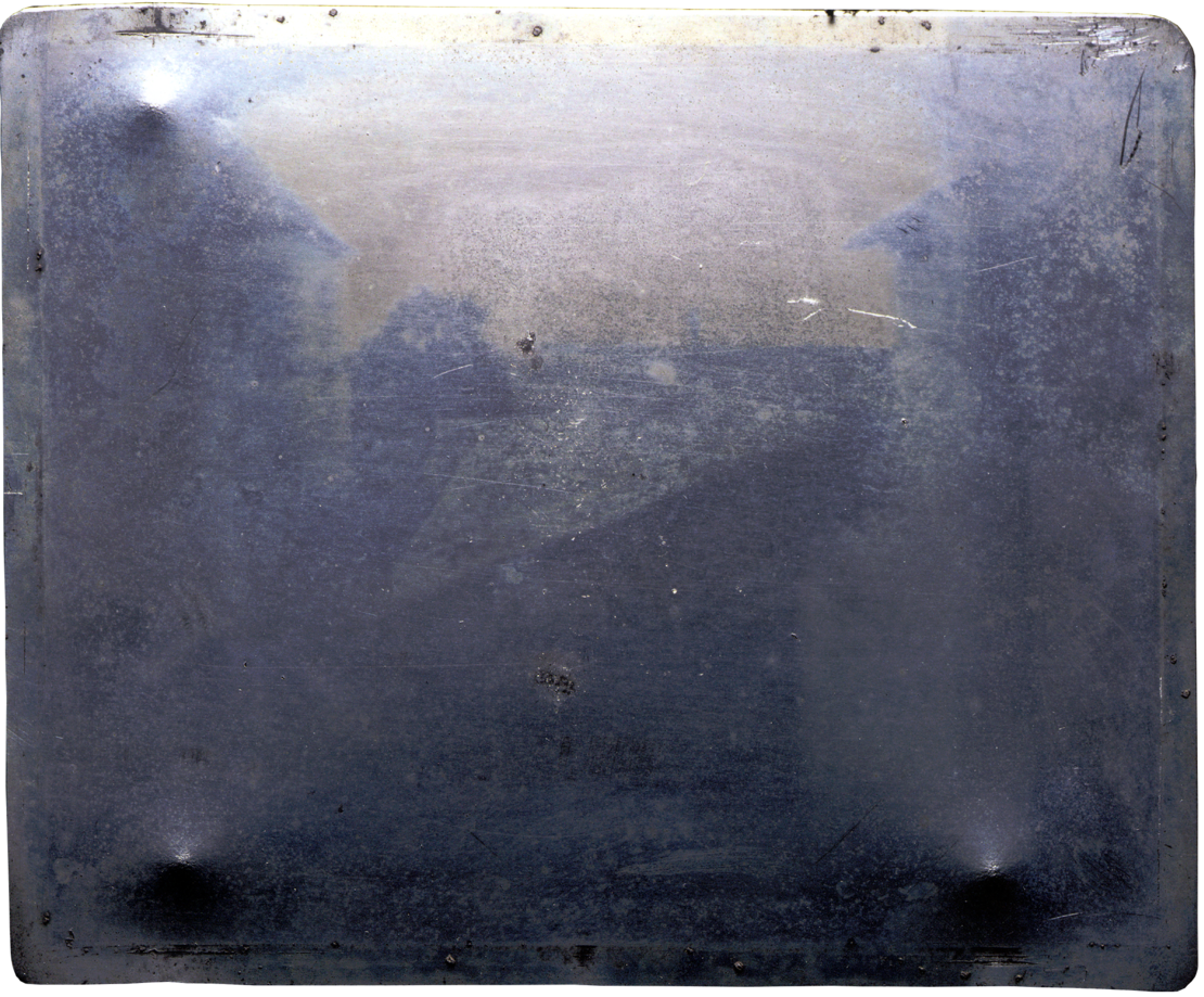 Blick aus dem Fenster in Le Gras, 1826 Zinnplatte auf der man schwach Schemen von Gebäuden erkennen kann.