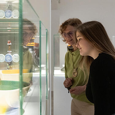 Besucherinnen in der Glas-Ausstellung, Reiss-Engelhorn-Museen