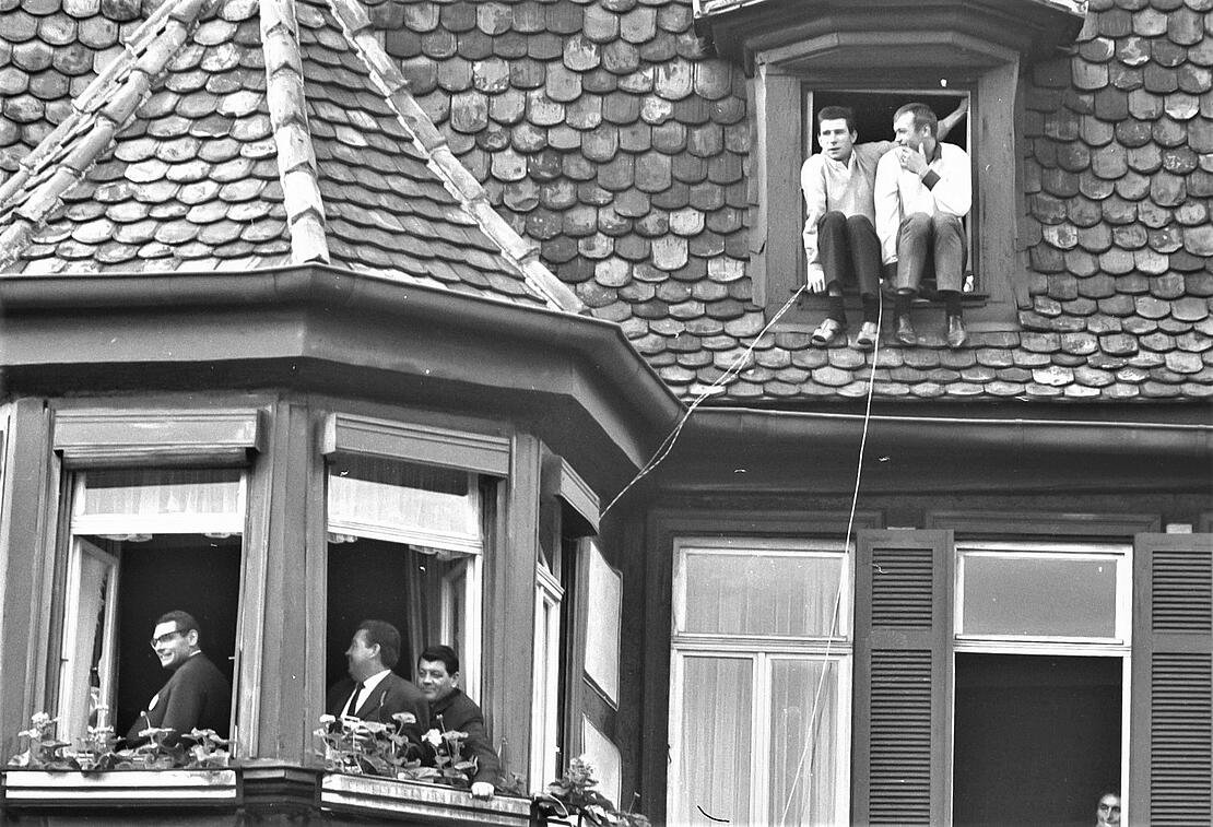 Schaulustige sitzen auf Dachfesnter, 1965