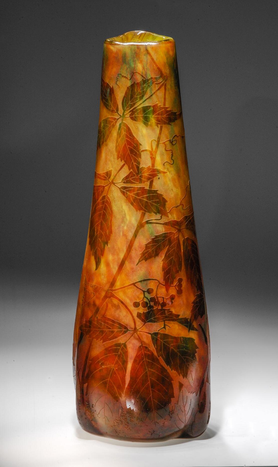 gelb-orangefarbige Glasvase mit Dekor aus Weinblättern und -früchten