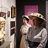 Besucherinnen betrachten Büste und Gemälde in der Ausstellung