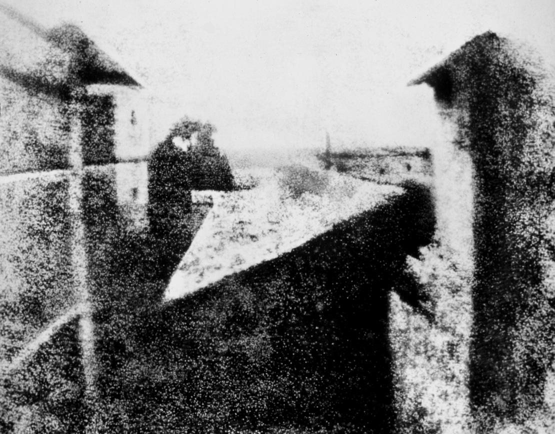 Reproduktion von Joseph Nicéphore Niépces Heliographie „Blick aus dem Fenster in Le Gras“ Schattenhafte Darstellung von mehreren Gebäuden