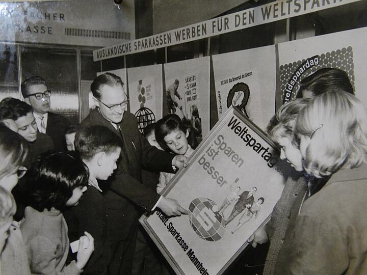 Ein Höhepunkt des Sparjahres: Der Weltspartag, hier ca. 1960 © Sparkasse Rhein Neckar Nord