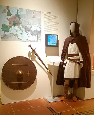 Puppe eines Kriegers in der Ausstellung über das frühe Mittelalter