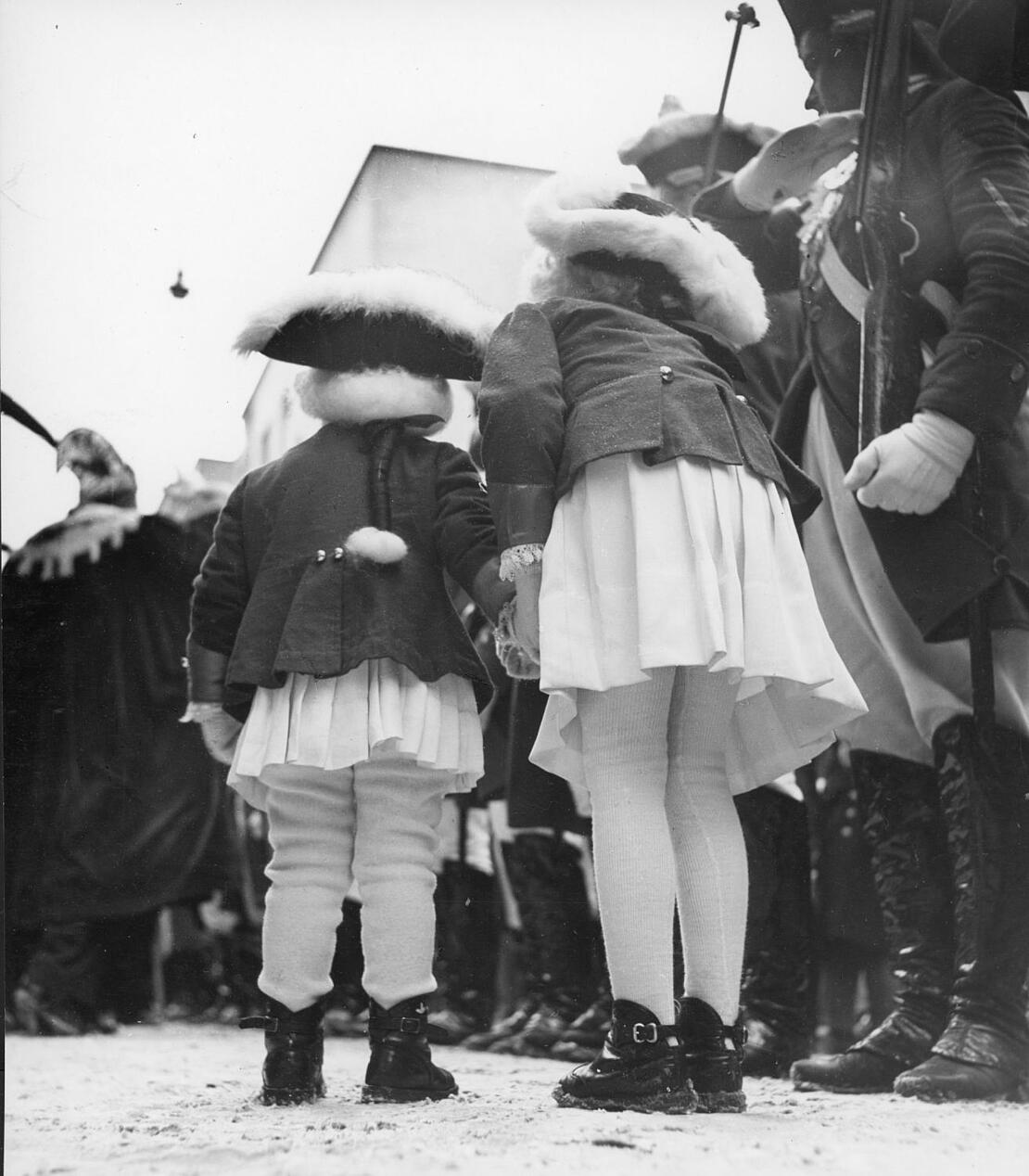 Zwei Mädchen in Faschingsgardeuniform von Hinten