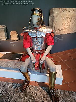 Puppe eines römischen Soldaten in der Ausstellung