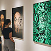Besucherinnen betrachten das Werk NEFER des Künstlers Ugo Dossi