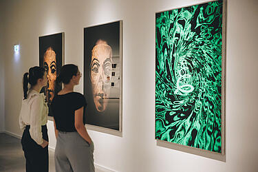 Besucherinnen betrachten das Werk NEFER des Künstlers Ugo Dossi