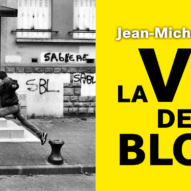 Plakatmotiv zur Ausstellung "Jean-Michel Landon: La vie des blocs": In der linken Bildhälfte ist eine Schwarz-Weiß-Fotografie auf der ein Kind im Vordergrund zu sehen ist, das auf dem Gehweg spielt. Rechts ist der Ausstellungstitel auf gelbem Hintergrund.