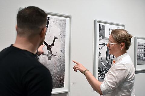 zwei Menschen betrachten eine schwarz-weiß Fotografie