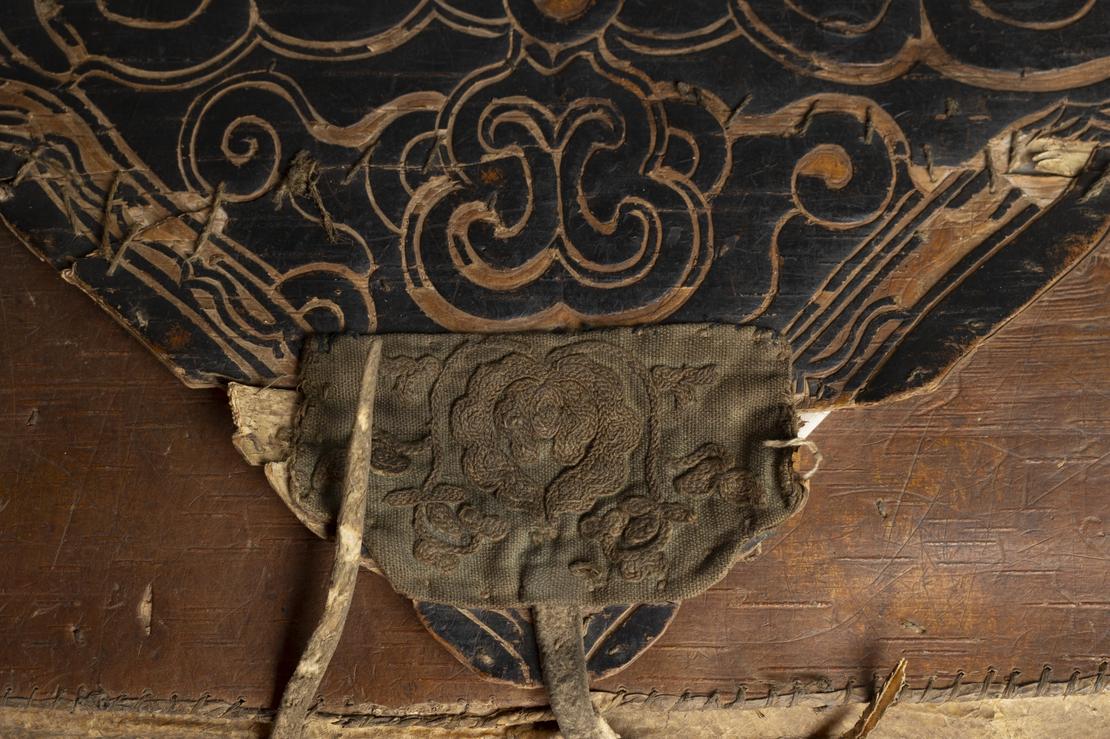 Detail einer Tasche der Nanai Detail einer Tasche aus Birkenrinde und Fischhaut. Sie ist braun und hat auwändige eingeritzte bzw. eingeprägte Ornamente.