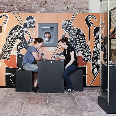 Besucher in der Ausstellung Glanz der Antike