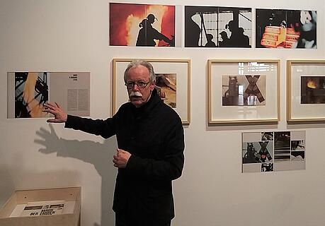 Kurator Hans-Michael Koetzle zeigt auf Fotografien von Horst H. Baumann