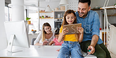 glückliche Familie mit Tablet