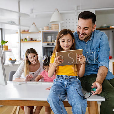 glückliche Familie mit Tablet