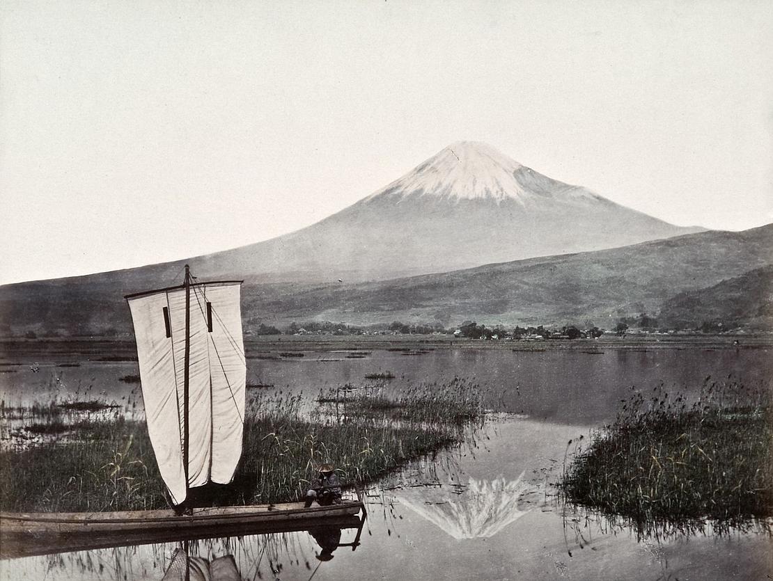 Historische Fotografie mit Blick auf den schneebedeckten Gipfel des Bergs Fuji, im Vordergrund ist ein Segelschiff