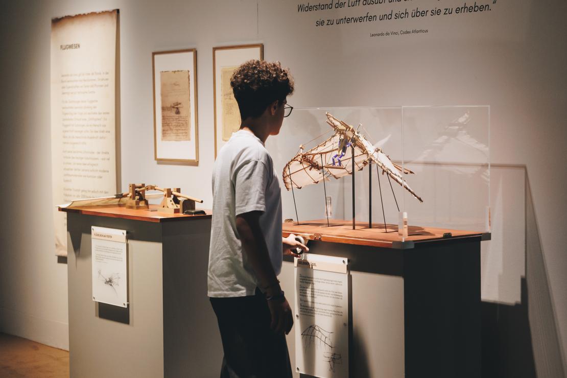 Flugobjekt Ein Jugendlicher testet in Ausstellungsräumen das Modell eines Flugobjektes.
