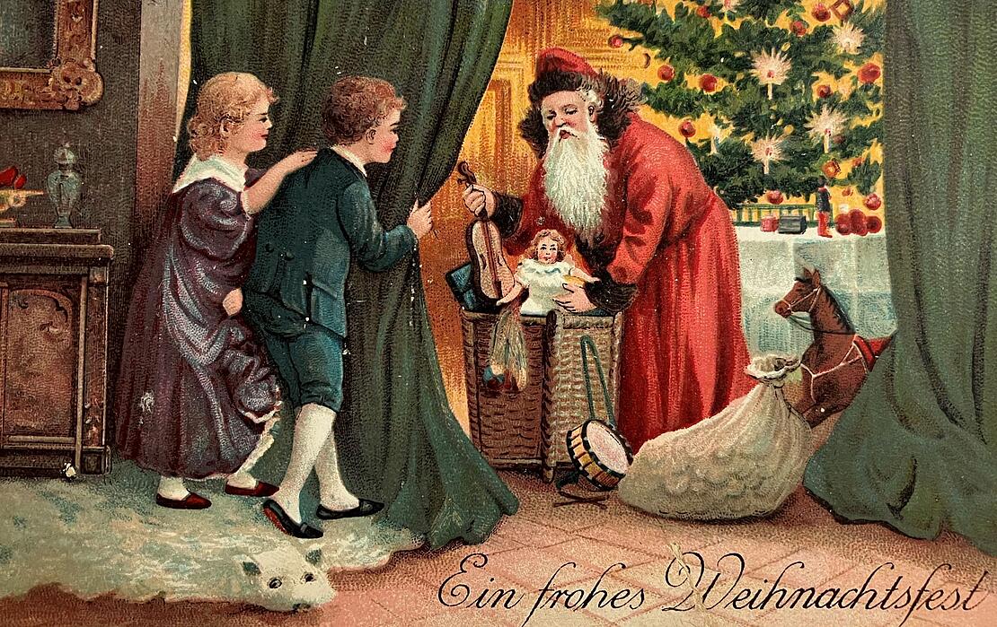 Historische Postkarte: Ein Mädchen und ein Junge beobachten hinter einem Vorhang versteckt den gabenbringenden Weihnachtsmannn