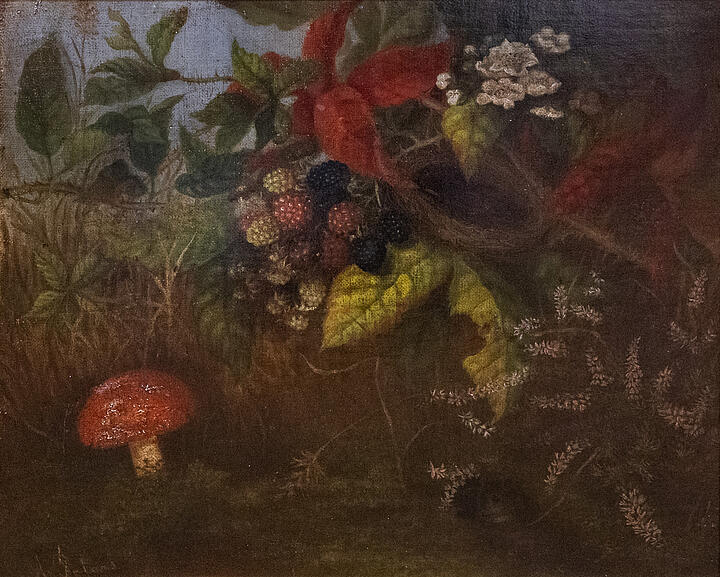 Ölgemälde mit Waldstillleben, zu sehen sind links ein Fligenpilz im Zentrum herbstlich gefärbtes Laub, Blüten und Brombeeren, vorne rechts eine kleine Maus