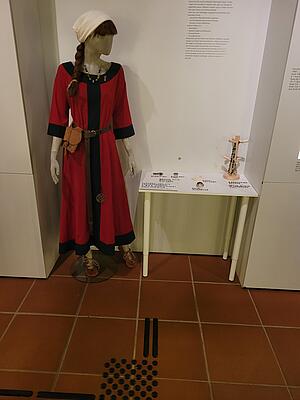 Puppe in der Ausstellung über das frühe Mittelalter
