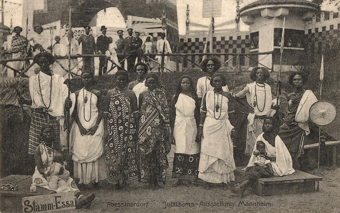Historische Fotografie mit Gruppe farbiger Menschen