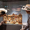 Zwei Besucherinnen im Kostüm betrachten historischen Kaufladen