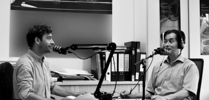 Norman Schäfer bei der Aufzeichnung des Audio-Podcasts im Gespräch mit Kurator Prof. Dr. Claude W. Sui Norman Schäfer bei der Aufzeichnung des Audio-Podcasts im Gespräch mit Kurator Prof. Dr. Claude W. Sui