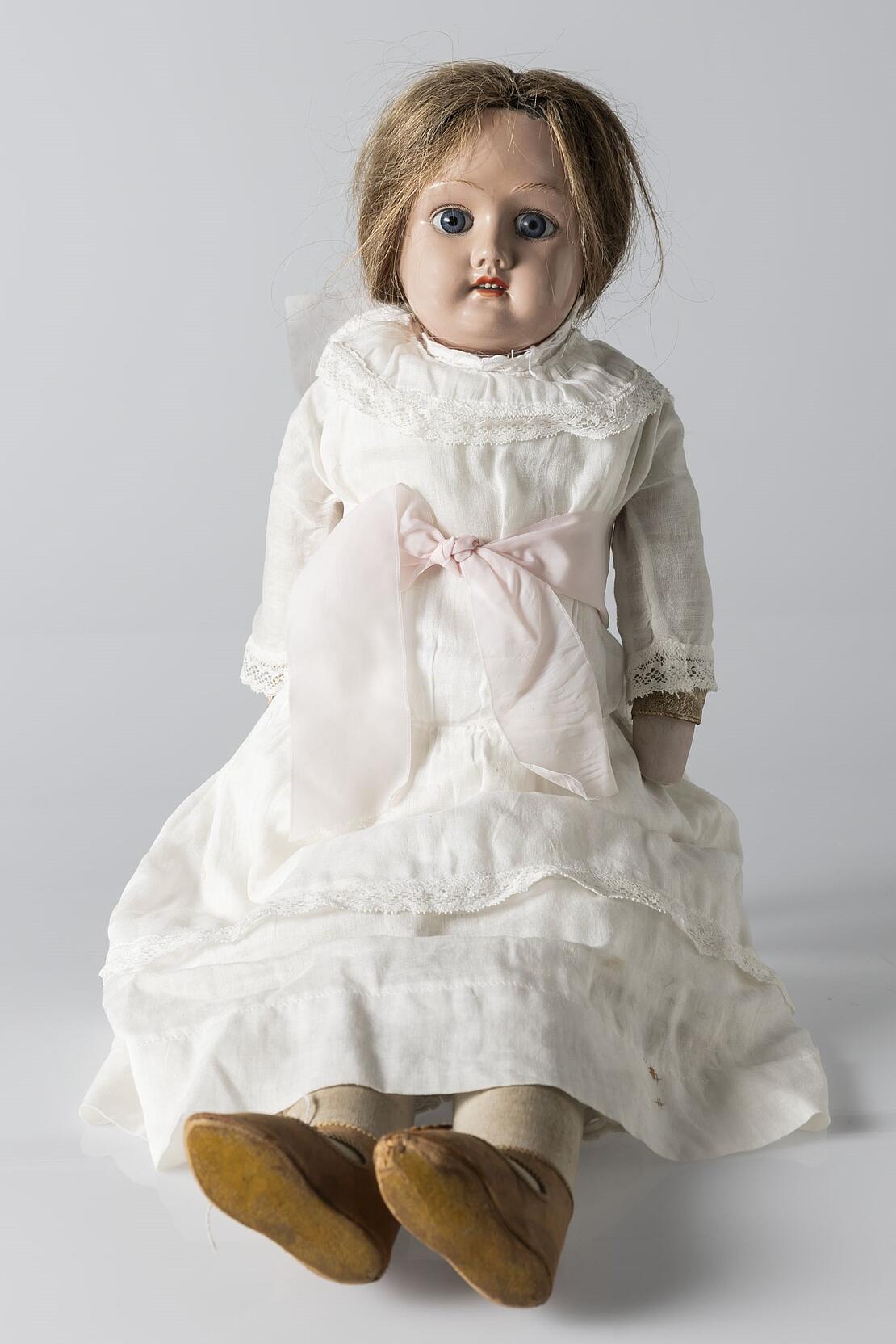 Puppe mit weißem Kleid und langen Haaren