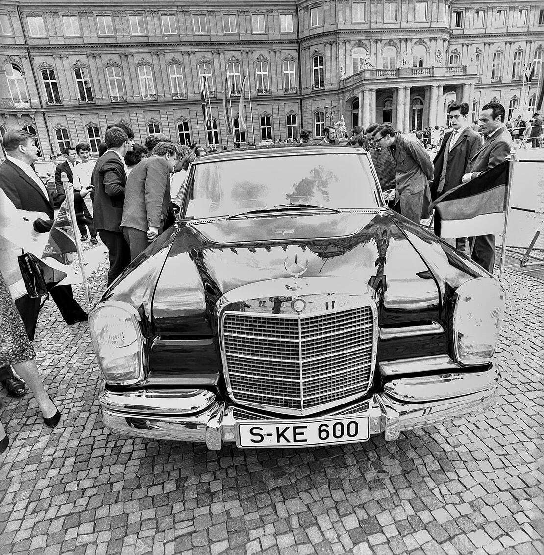 Bei der Ankunft im Schloss Stuttgart wird der Wagen der Queen von Presse umringt, 24.05.1965
