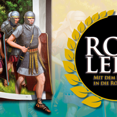Plakatmotiv zur Ausstellung "Rom lebt!": Links im Bild sind römische Legionäre zu sehen, die aus einer Buchseite heraustreten. Rechts davon ist die Wortmarke "Rom lebt!" in weißer Schrift auf schwarzem Kreis umrahmt von einem gelben Lorbeerkranz auf beige-türkisem Hintergrund.