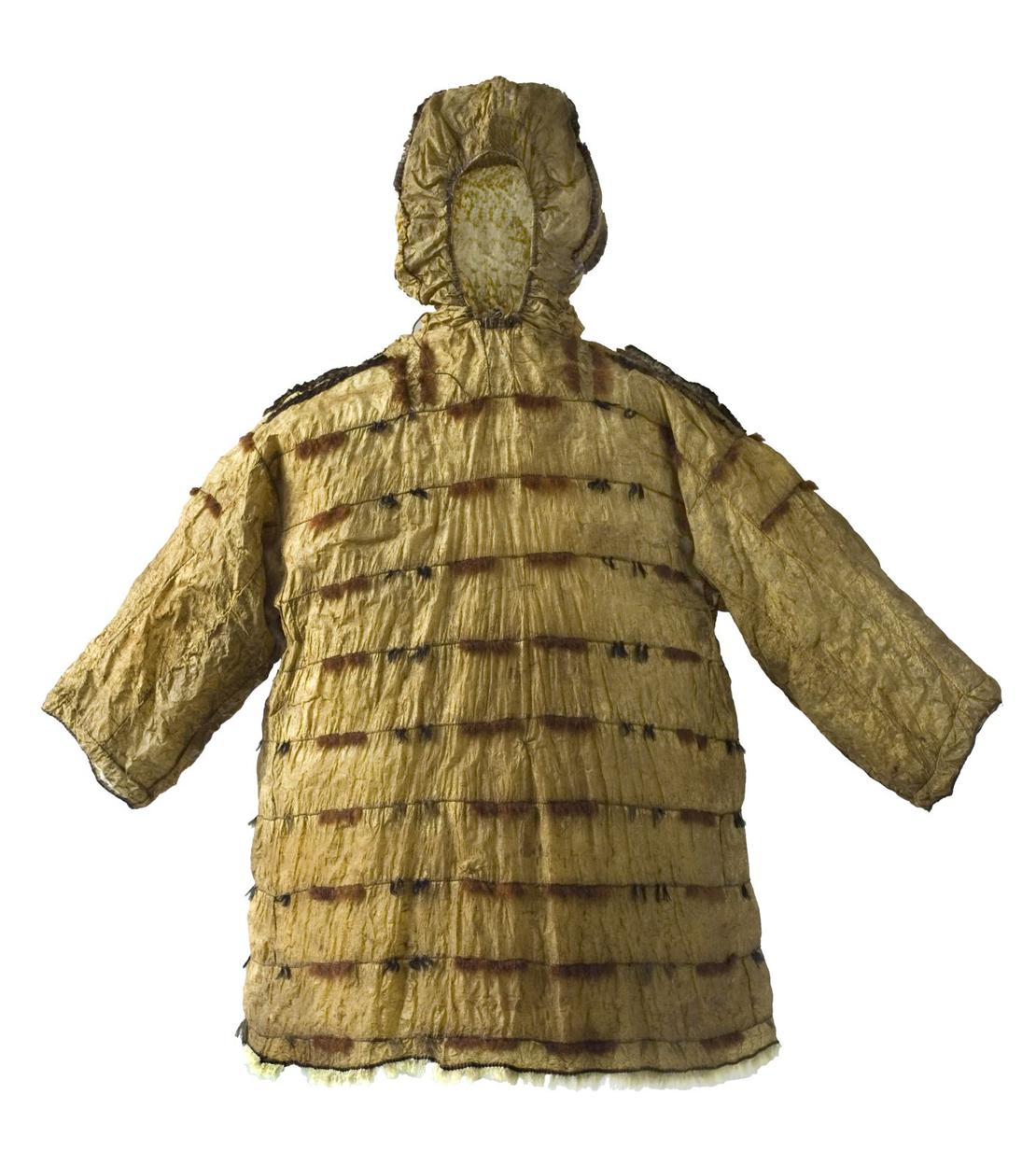 Anorak der Tschuktschen Gelblicher Anorak mit Kapuze aus Darm und Haut, verziert mit Tierhaar