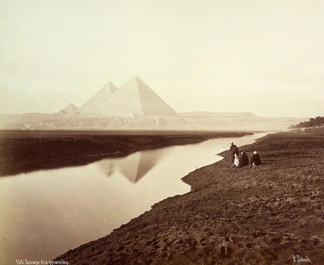 historische Fotografie mit Nil, im Hintergrund Pyramide