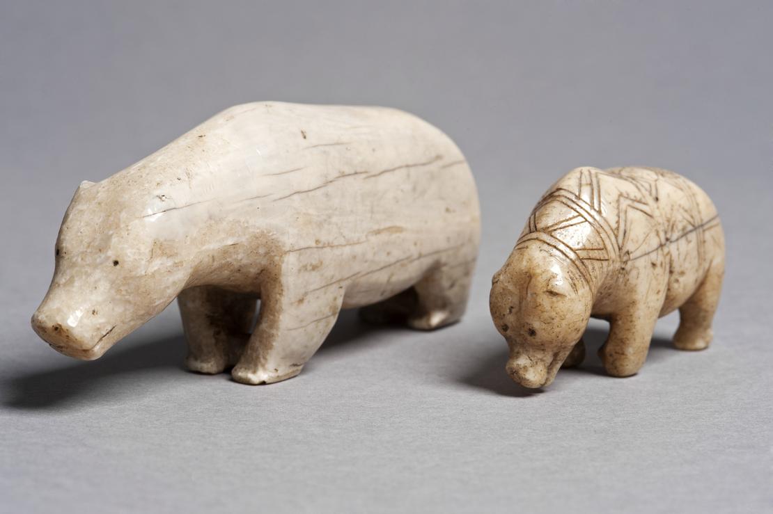 Zwei Bären der Korjaken Zwei aus Walrosszahn geschnitzte Bärenfiguren