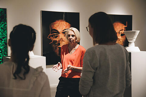 Kuratorin Gabriele Pieke führt Besucherinnen durch die Ausstellung