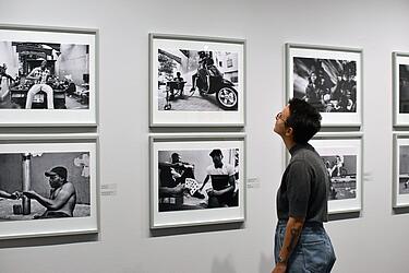 Besucherin betrachtet eine schwarz-weiß-Fotografien