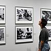 Besucherin betrachtet eine schwarz-weiß-Fotografien