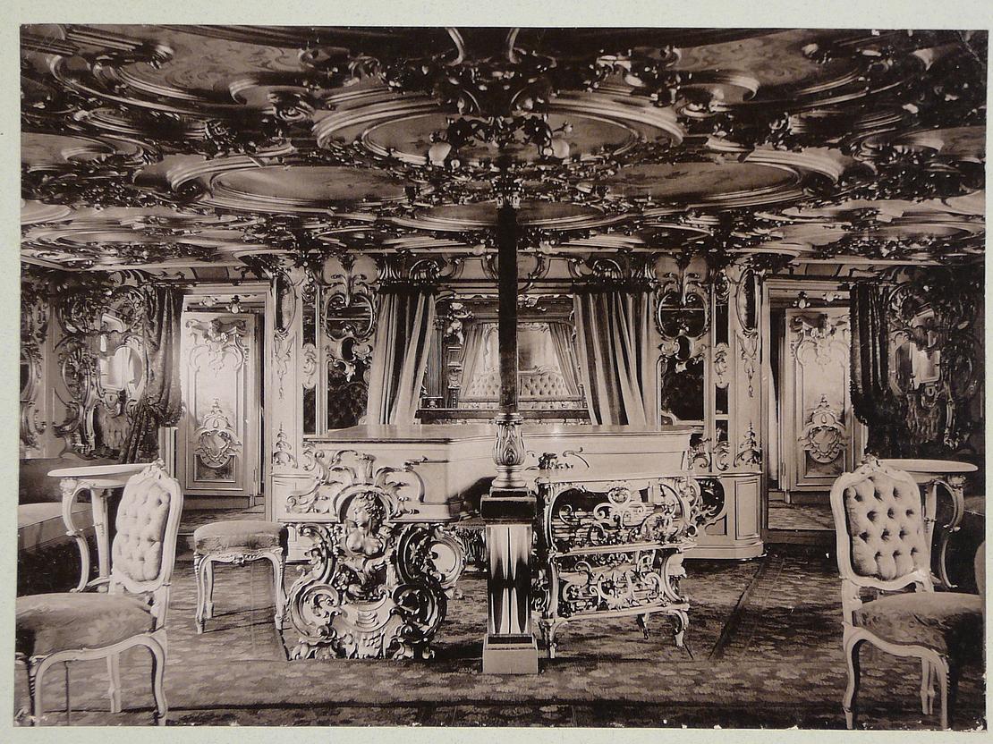 historische Fotografie eines luxuriös ausgestatteten Musiksalon