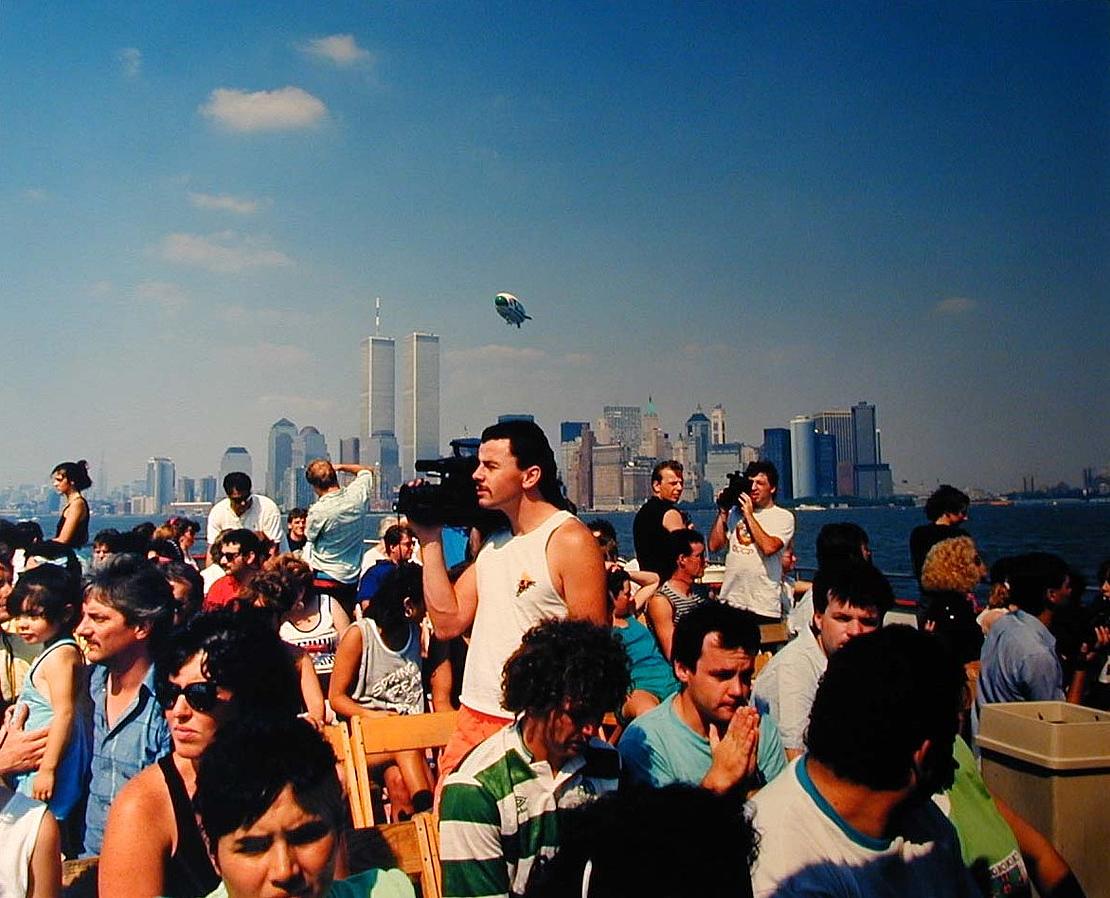 Menschen auf Ausflugsschiff, im Hgintergrund die Türme des World Trade Center