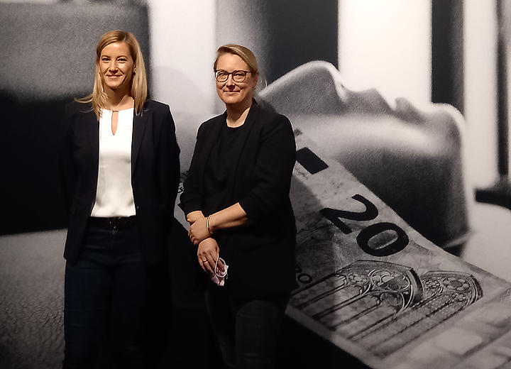 Julia Wege und Stephanie Herrmann in der Ausstellung "gesichtslos - Frauen in der Prostitution"