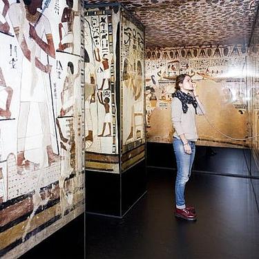 Besucherin in der Ägypten-Ausstellung