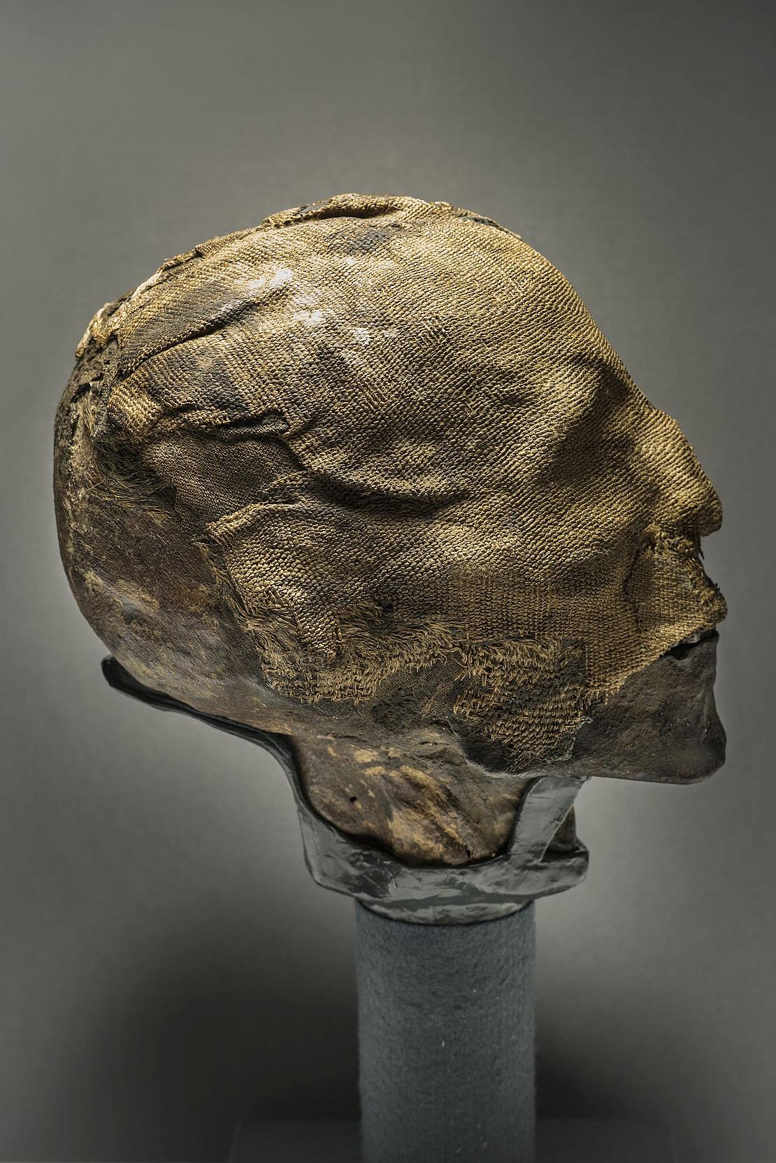 Mumienkopf eines Mannes mit Überresten der Leinenumwicklung