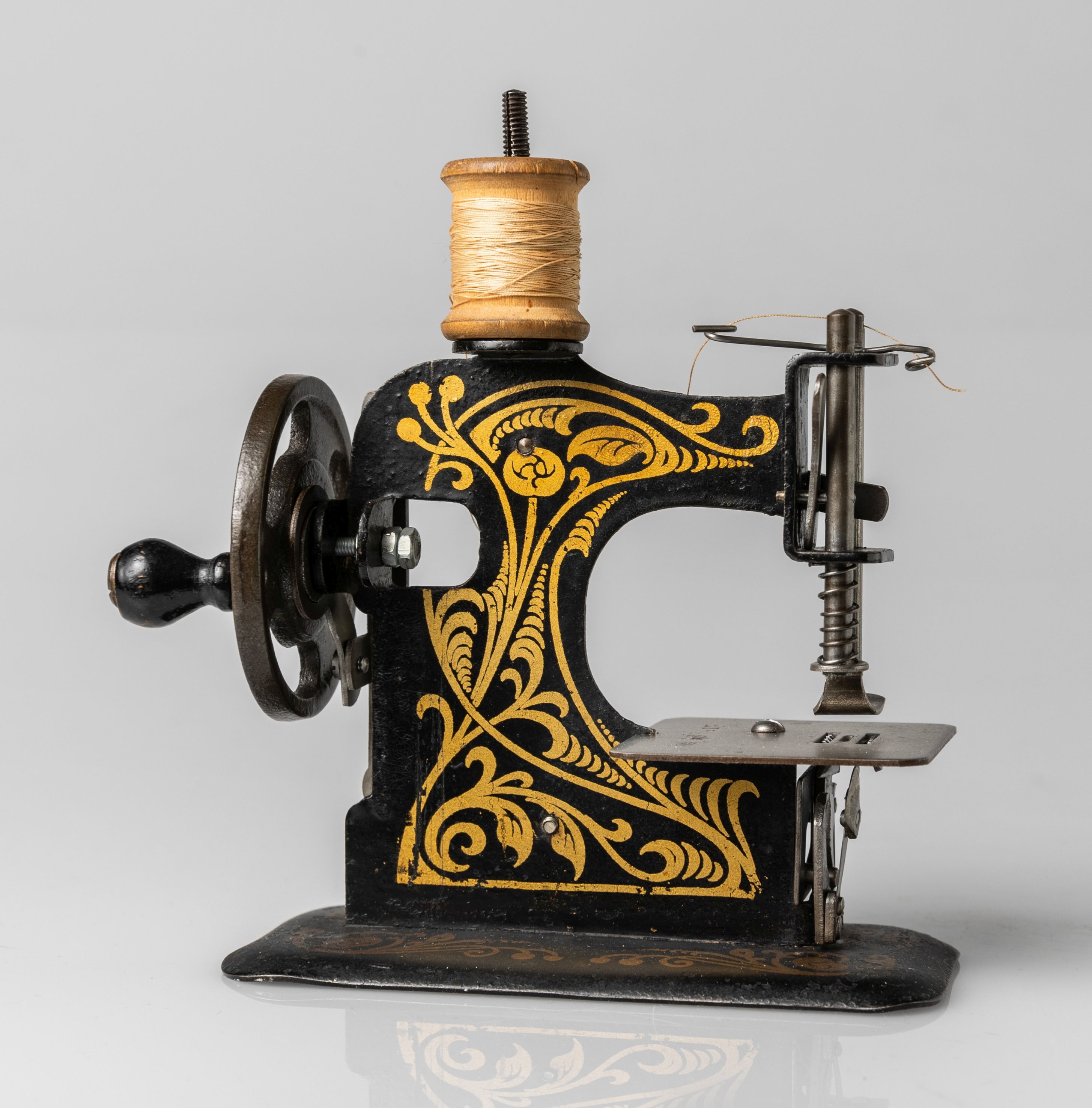 Spielzeug-Nähmaschine um 1900