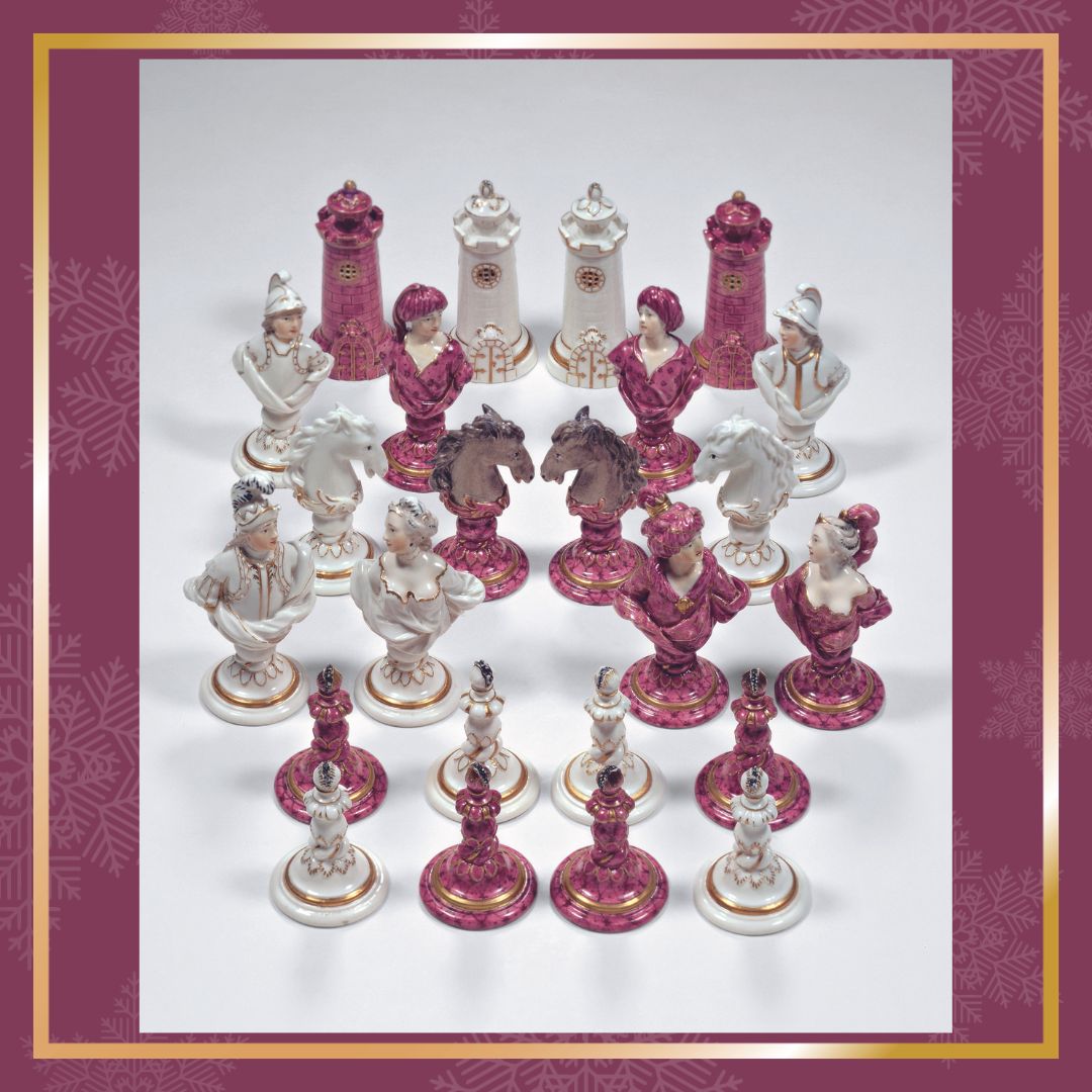 16 weiße und rotviolette Schachfiguren auf weißem Grund.