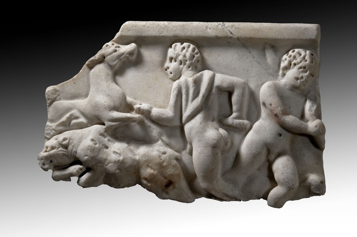 Fragment eines römischen Sarkophagdeckels mit Jagdszene 