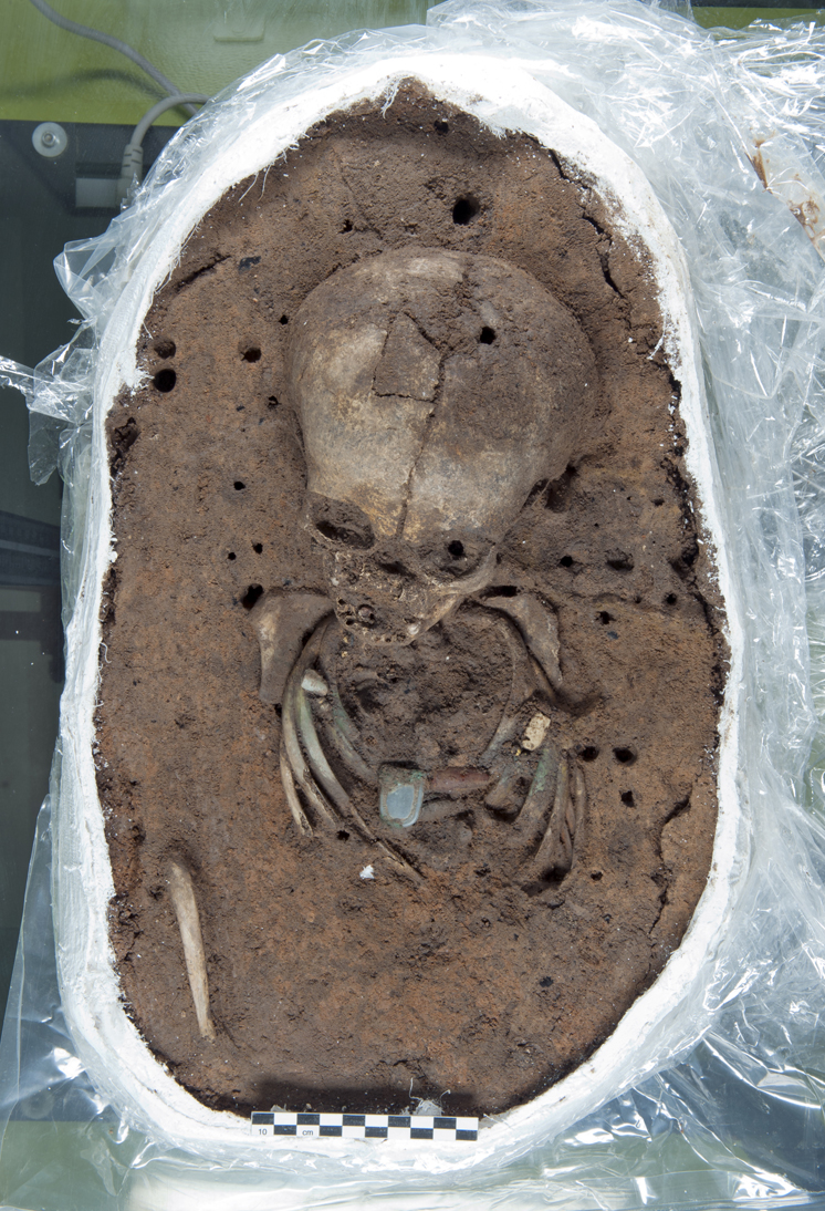 Archäologischer Fund: Skelett eines Kleinkindes mit Halskette