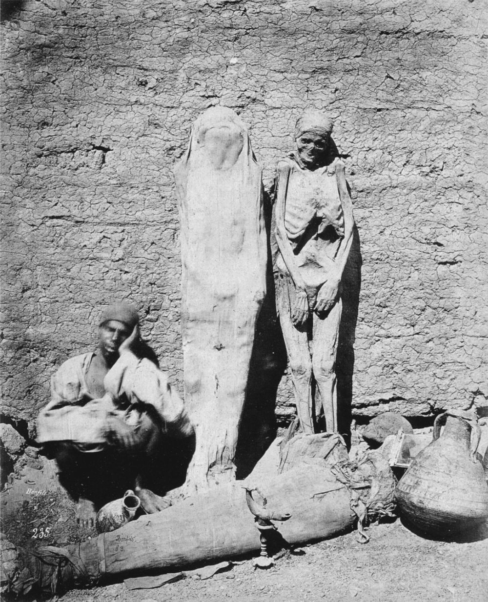 Dösender Händler mit ägyptischen Mumien