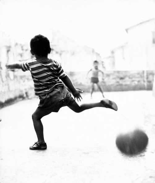 Zwei Jungen spielen Fussball