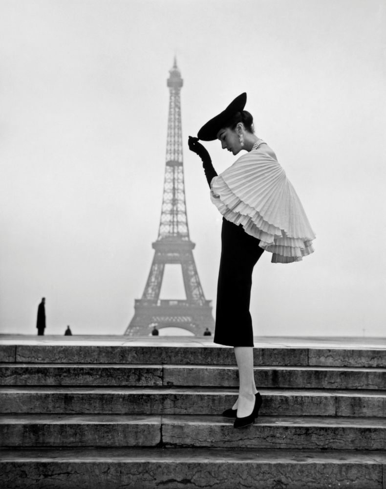 Modefotografie: Frau mit Hut posiert vor Eiffelturm