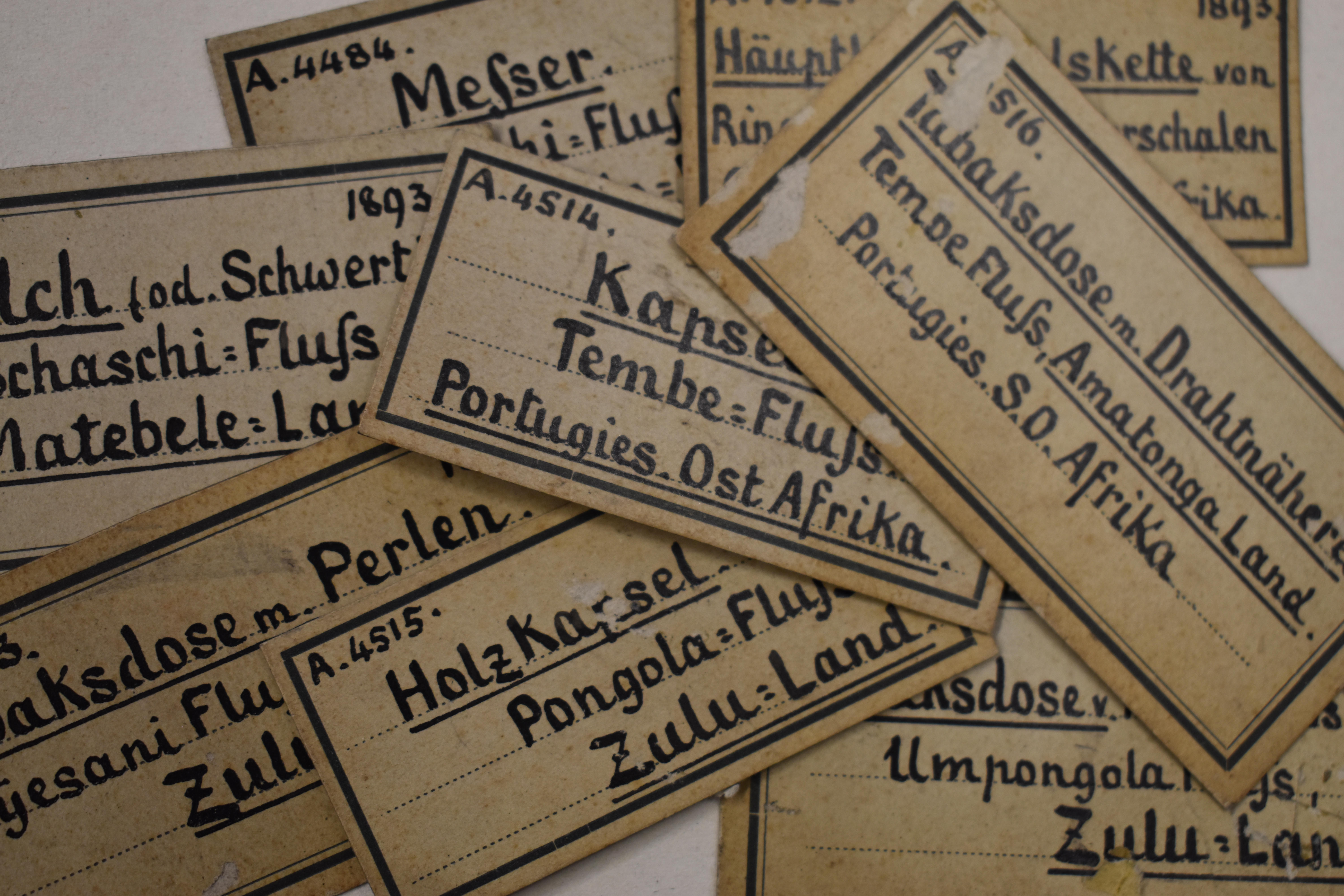 Historische Objektbeschriftungen aus dem Archiv der Reiss-Engelhorn-Museen Mannheim